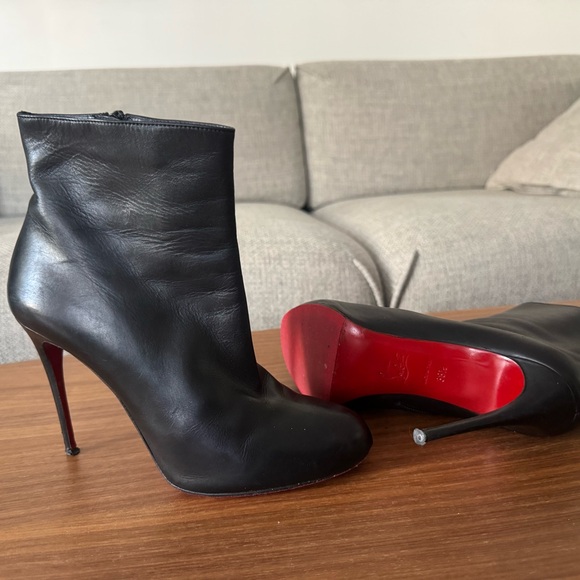 Christian Louboutin Black Leather Stiletto Pumps with Iconic Red Soles - Picture 7 of 7